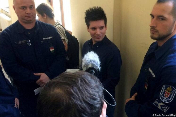 Rui Pinto entouré d’agents lors d’une procédure judiciaire