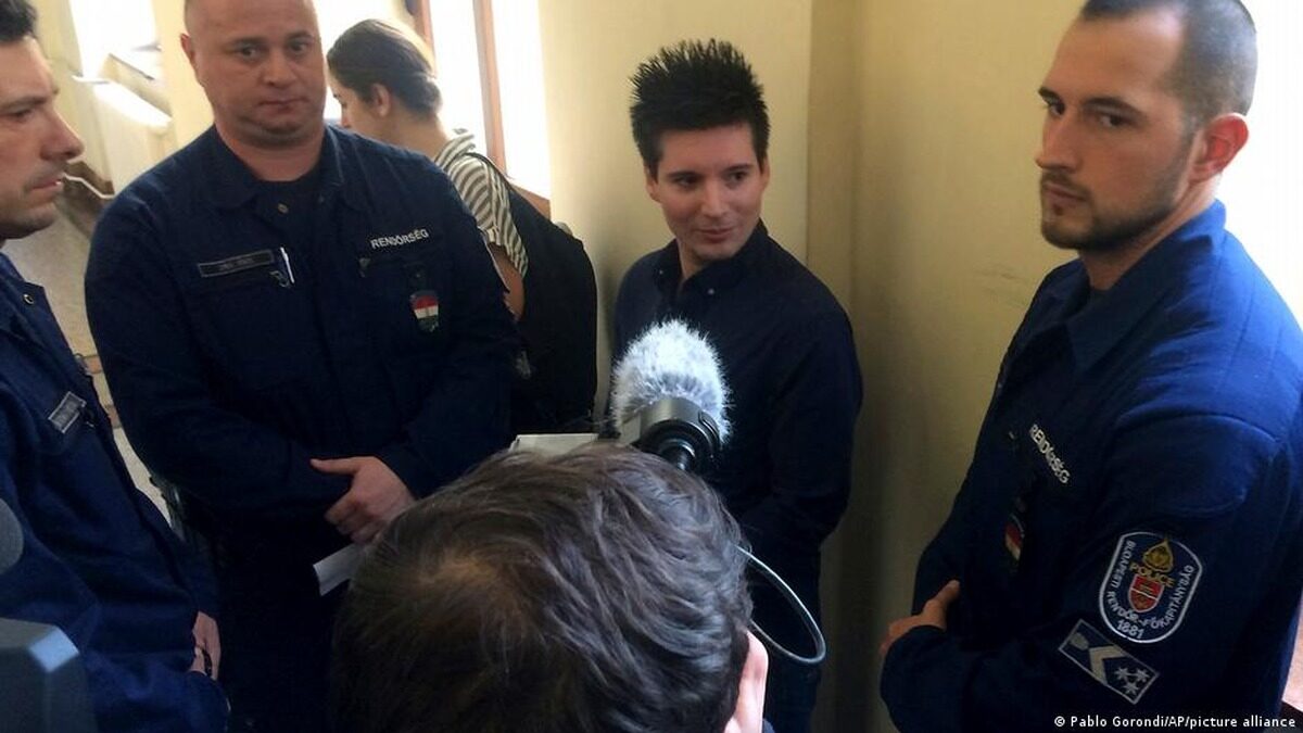 Rui Pinto entouré d’agents lors d’une procédure judiciaire