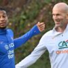 Michael Olise échange avec Zinédine Zidane pendant un rassemblement de l’équipe de France