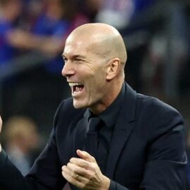 Zinédine Zidane dirige l’équipe de France depuis la ligne de touche