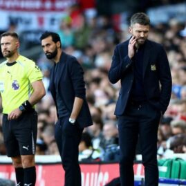 Álvaro Arbeloa sur le bord du terrain pendant un match de Fulham