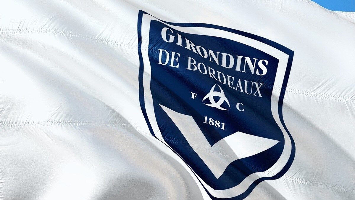 Le blason des Girondins de Bordeaux sur un drapeau.