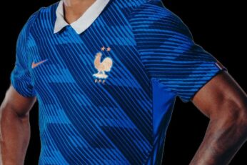 Jérémy Jacquet avec le maillot de l’équipe de France