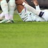 Kylian Mbappé au sol après sa blessure au genou avec l’équipe de France