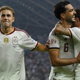 Des joueurs de l’Espagne célèbrent pendant un match de Ligue des nations