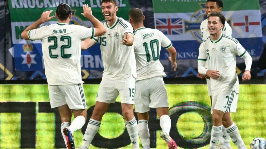 L’Irlande du Nord frappe un grand coup en Ukraine et prend la tête de son groupe
