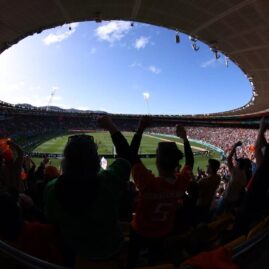Football féminin international dans un grand stade