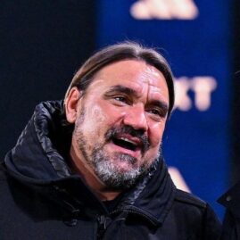 Daniel farke dans son activité d’entraîneur de leeds