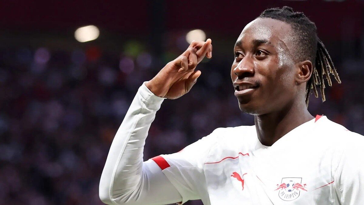Un joueur du RB Leipzig célèbre une action.