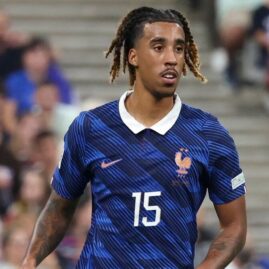 Leny Yoro sous le maillot de l’équipe de France