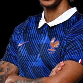 Leny Yoro avec le maillot de l’équipe de France