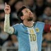 Lionel Messi lève les bras sous le maillot de la sélection argentine.