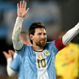 Lionel Messi salue le public avec le maillot de l’Argentine