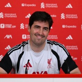 Andoni Iraola, entraîneur de Liverpool, en conférence de presse devant les partenaires du club