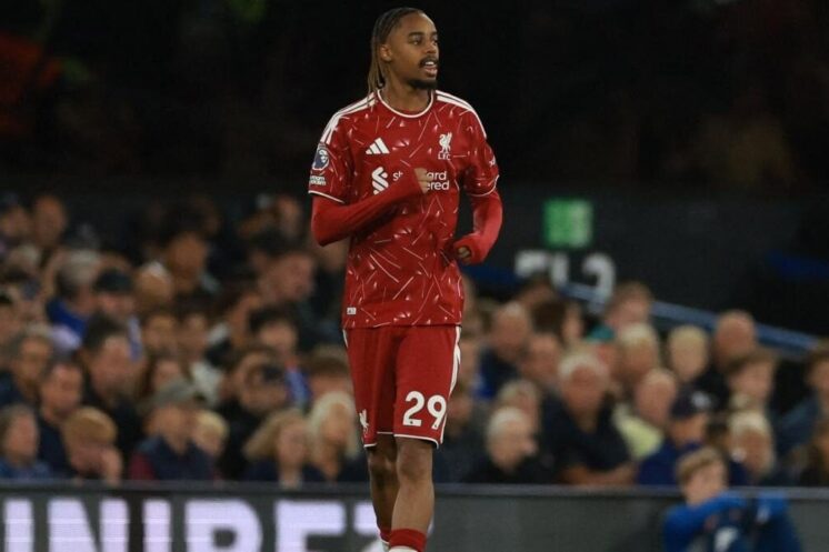 Bradley Barcola sous le maillot de Liverpool