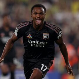 Loïs Openda célèbre sous le maillot de Lyon