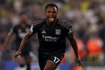 Loïs Openda célèbre sous le maillot de Lyon