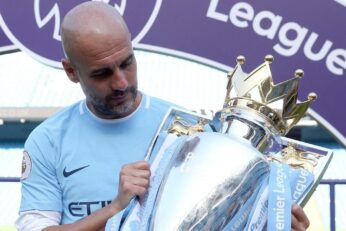 Pep Guardiola lors d’une cérémonie avec Manchester City