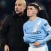 Pep Guardiola et un joueur de Manchester City lors d’un match.