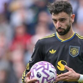 Bruno Fernandes avec Manchester United avant un match de Premier League.