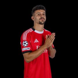 Tomás Araújo portant le maillot rouge du Benfica Lisbonne