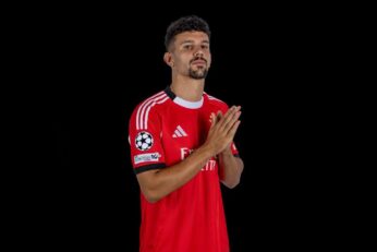Tomás Araújo portant le maillot rouge du Benfica Lisbonne