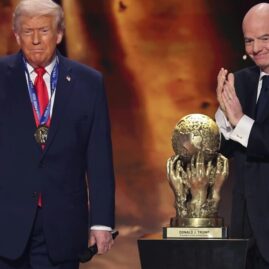 Gianni Infantino remet le FIFA Peace Prize à Donald Trump