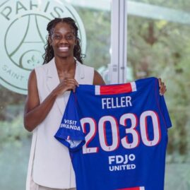 Naomie Feller avec le maillot du PSG