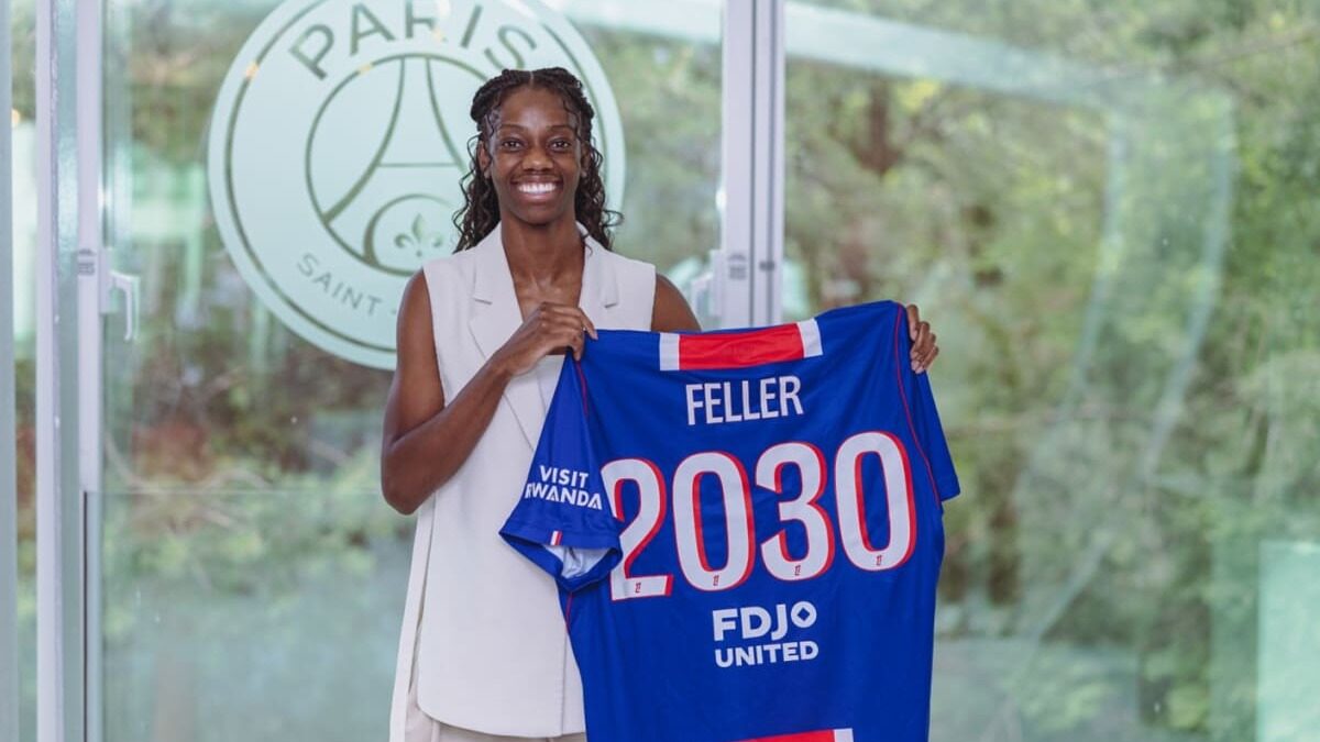Naomie Feller avec le maillot du PSG