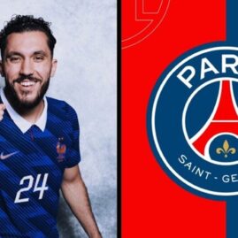 Rayan Cherki avec le maillot de l’équipe de France à côté du logo du PSG.