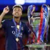 Un joueur du Paris Saint-Germain pose avec le trophée de la Ligue des champions après le sacre 2026