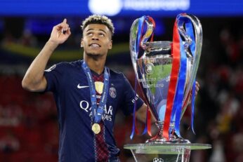 Un joueur du Paris Saint-Germain pose avec le trophée de la Ligue des champions après le sacre 2026