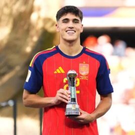 Pau Cubarsí avec l’équipe d’Espagne