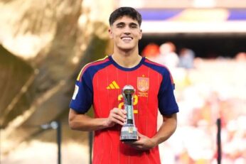 Pau Cubarsí avec l’équipe d’Espagne