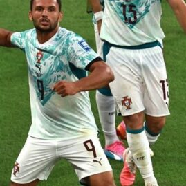Un joueur du Portugal célèbre un but contre le Danemark en Ligue des nations