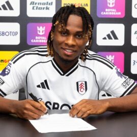Footballeur signant un contrat lors d’une présentation officielle