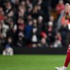 Footballeur applaudissant les supporters dans un stade