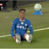 Un joueur de Premier League au sol pendant un match.