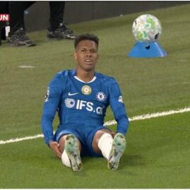 Un joueur de Premier League au sol pendant un match.