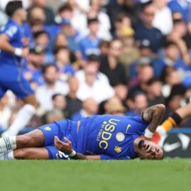 Un joueur de Premier League reçoit des soins sur la pelouse en septembre 2026