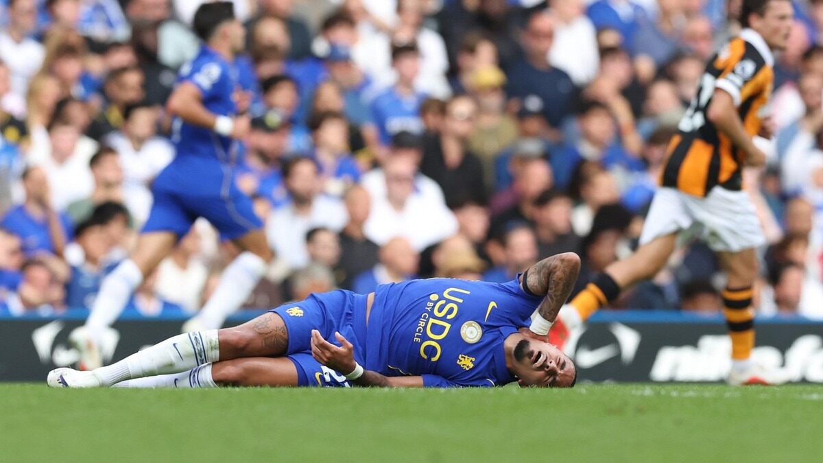 Un joueur de Premier League reçoit des soins sur la pelouse en septembre 2026