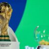Trophée de la Coupe du monde de la FIFA présenté lors d’un événement.