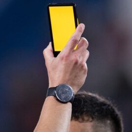 Un arbitre levant un carton électronique pendant un match en uruguay