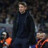 Vasco Seabra debout au bord d’un terrain