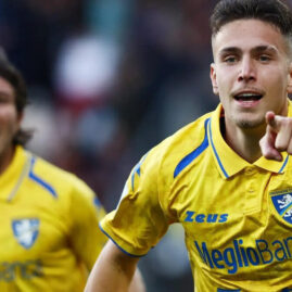 Deux joueurs en maillot jaune célèbrent un but lors d’une rencontre précédente (archive de contexte).