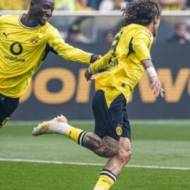 Serhou Guirassy et un coéquipier de Dortmund célèbrent une action.