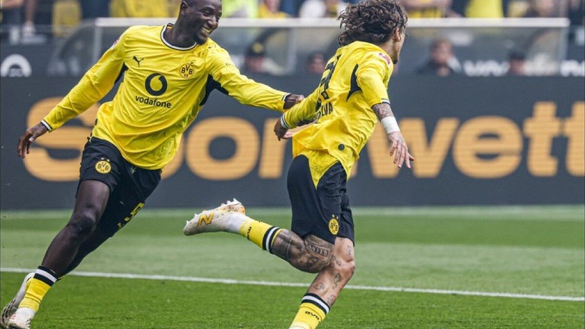 Serhou Guirassy et un coéquipier de Dortmund célèbrent une action.