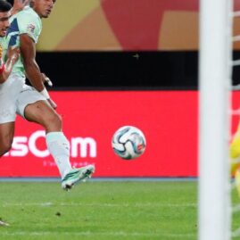 Dan Ndoye en action avec la Suisse face à la Macédoine du Nord