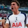 Un joueur de Tottenham célèbre sous le maillot des Spurs.