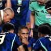 Joueur pris en charge sur le terrain pendant un match international